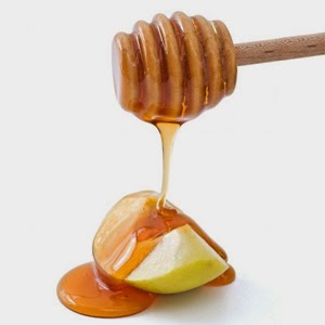 Why do jews dip an apple in honey on Rosh Hashanah?