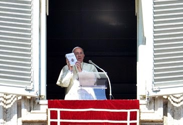 Pope Francis encourages all families to read the Bible